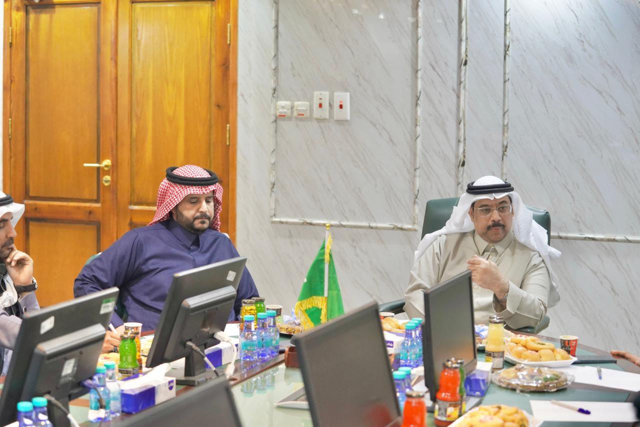  أمين الجوف يرأس اجتماعًا لبحث تنفيذ المشروعات وتطوير الخدمات في نطاق 4 بلديات
