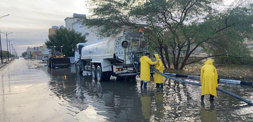 أمين منطقة الجوف يتابع عمل شبكات تصريف مياه الأمطار