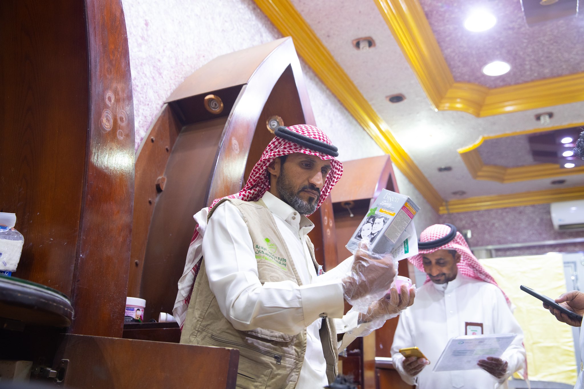 أمانة الجوف تكثف الجولات الرقابية والتوعوية على صالونات الحلاقة ومراكز التجميل
